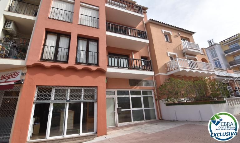 Vista exterior de Oficina en venda en Empuriabrava amb Moblat