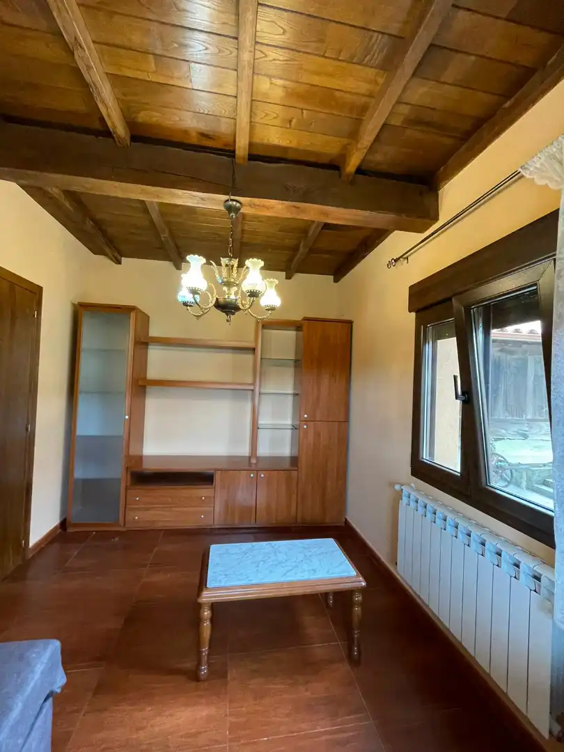 Sala de estar de Finca rústica de alquiler en Tineo con Calefacción, Jardín privado y Parquet