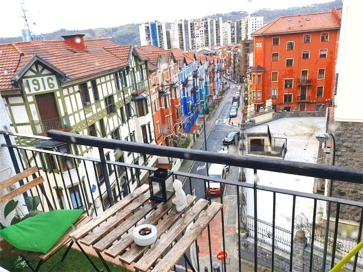 Vista exterior de Piso en venta en Bilbao  con Calefacción