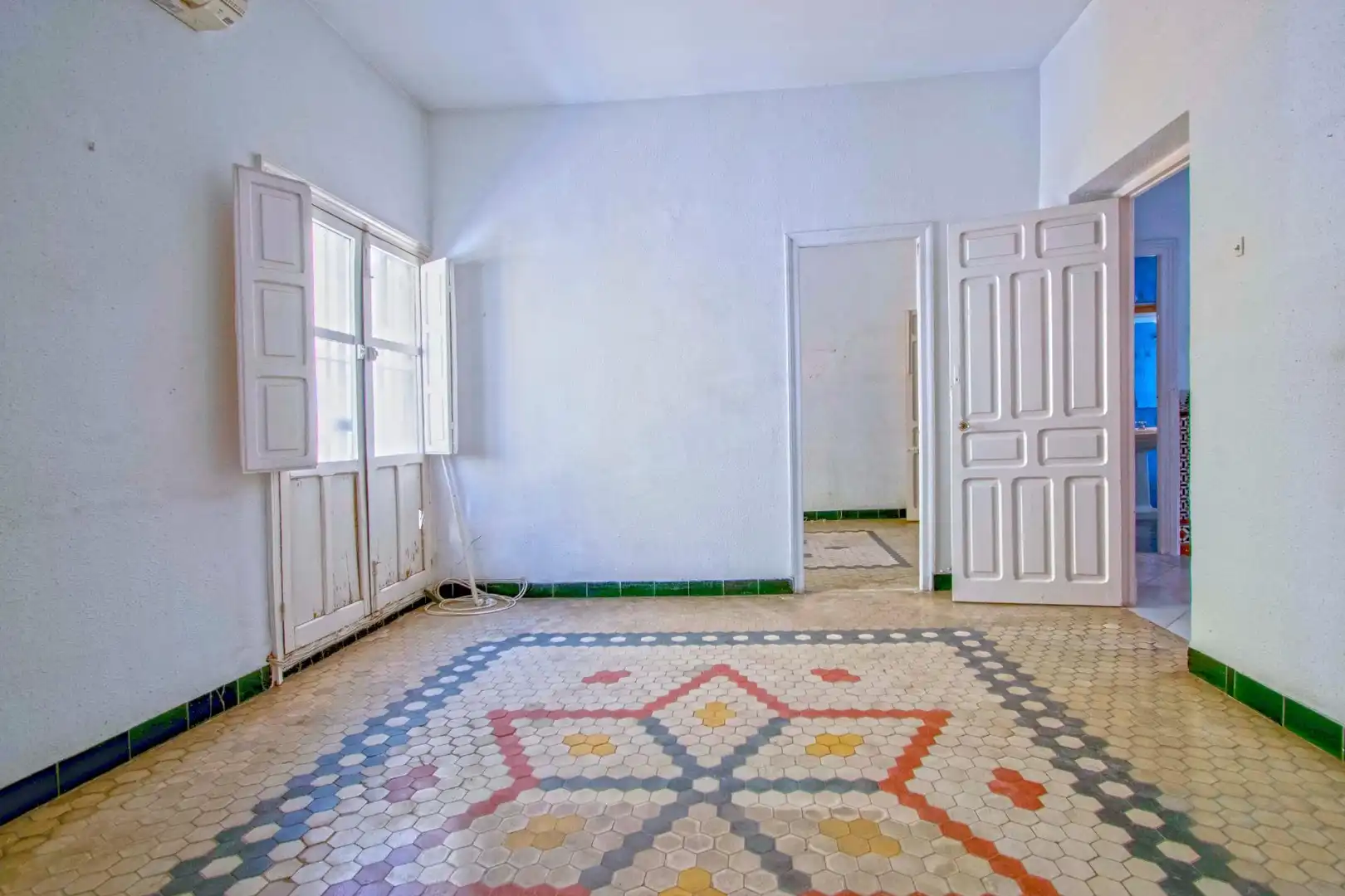Houses for sale in Sevilla  with Air Conditioner, Terrace and Storage room