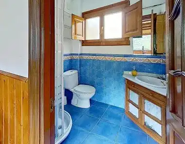Badezimmer von Einfamilien-Reihenhaus zum Verkauf in Laviana mit Möbliert