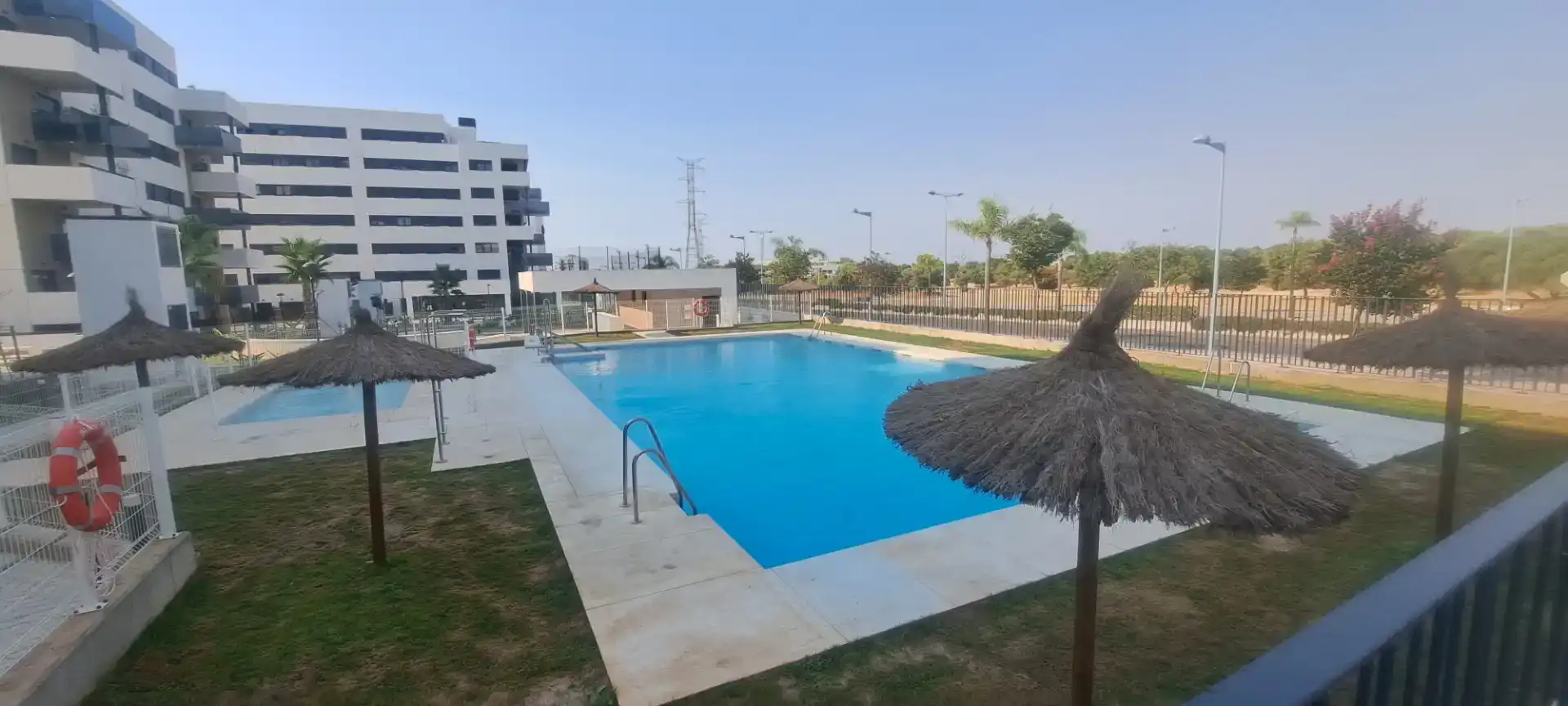 Schwimmbecken von Wohnung zur Miete in Dos Hermanas mit Schwimmbad und Balkon
