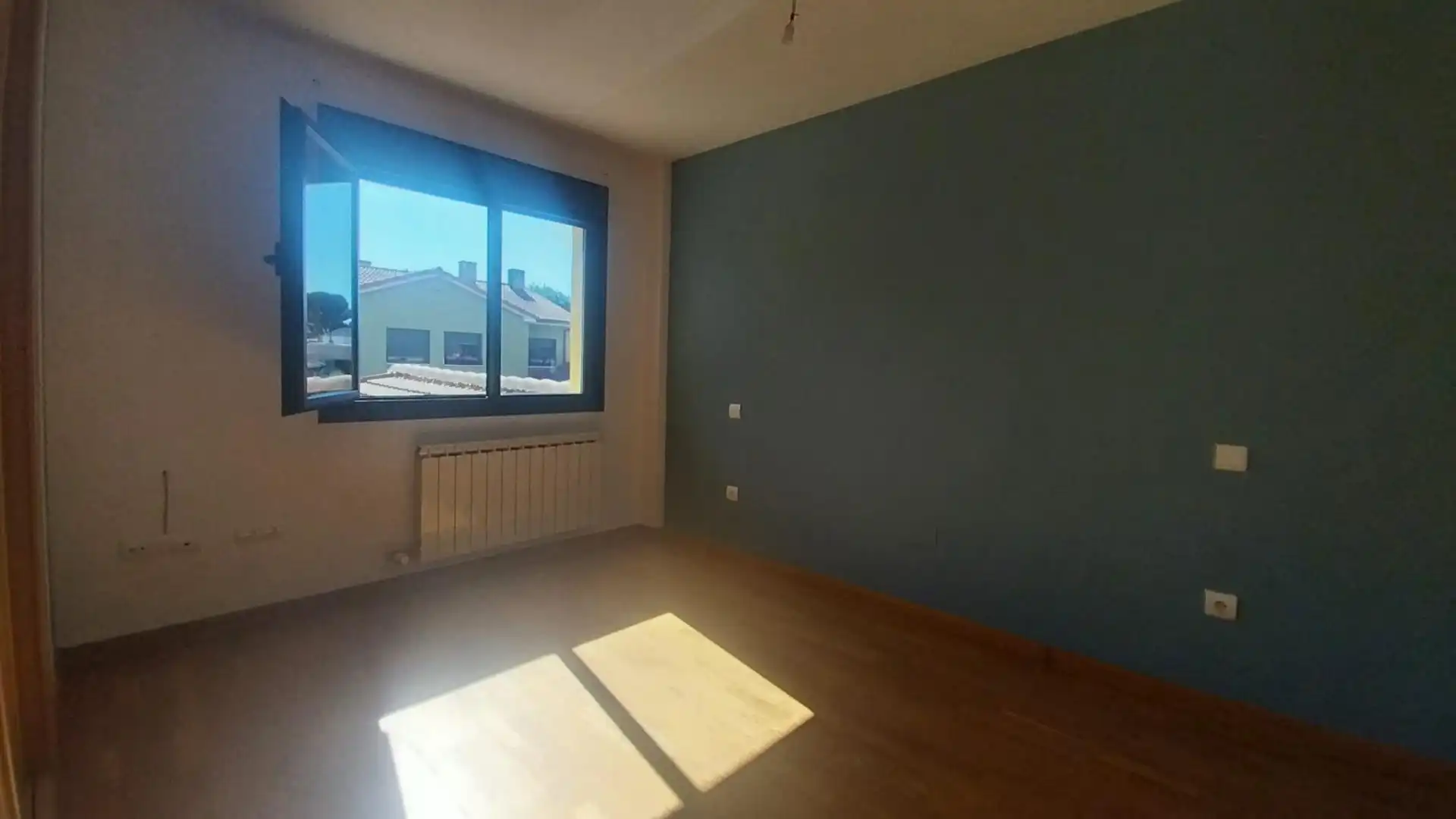 Habitación de Casa adosada en venta en Tudela de Duero con Calefacción y Jardín privado