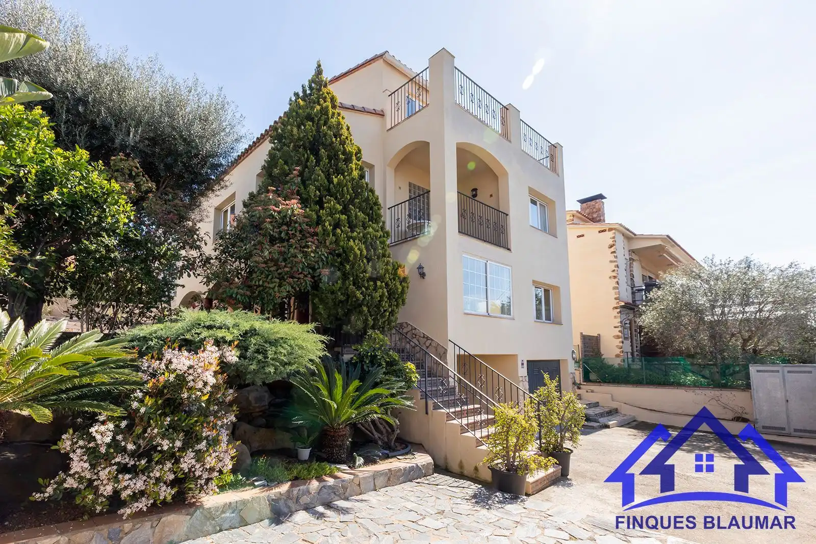 Vista exterior de Casa o xalet en venda en Arenys de Mar amb Calefacció, Jardí privat i Terrassa
