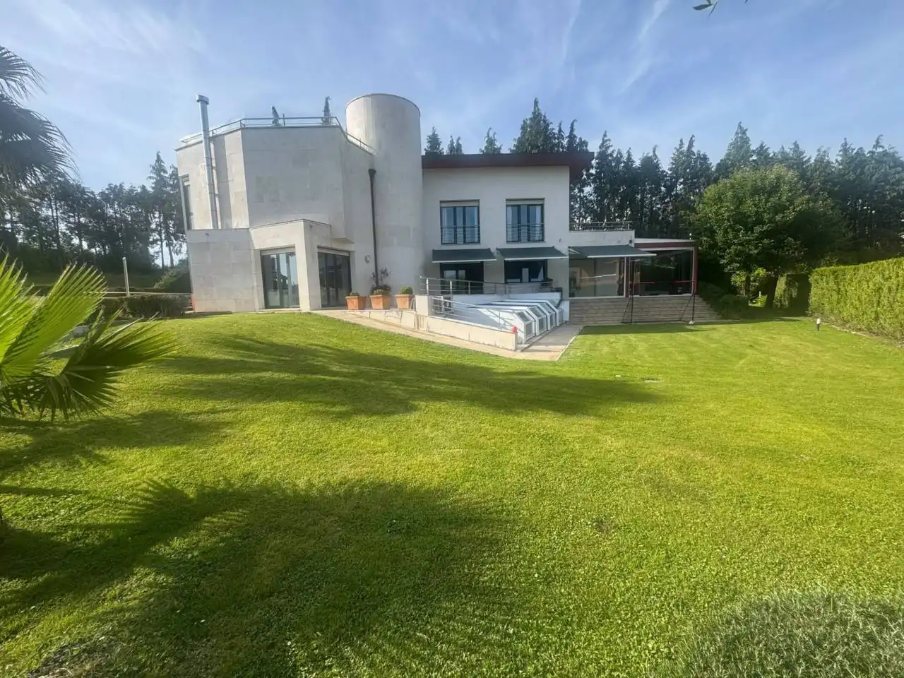 Vista exterior de Casa o xalet en venda en Donostia - San Sebastián  amb Aire condicionat, Calefacció i Jardí privat