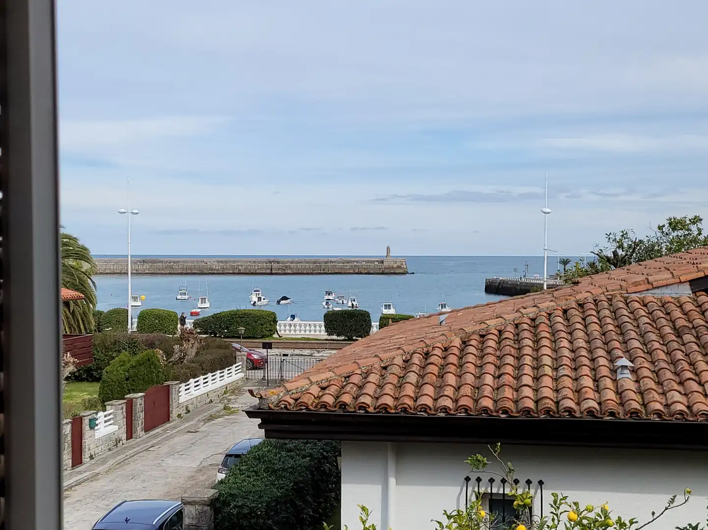 Vista exterior de Casa o chalet de alquiler en Castro-Urdiales con Calefacción, Jardín privado y Parquet