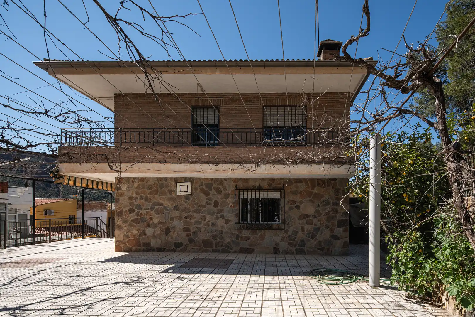 Außenansicht von Einfamilien-Reihenhaus zum Verkauf in Granada mit Klimaanlage, Privatgarten und Terrasse