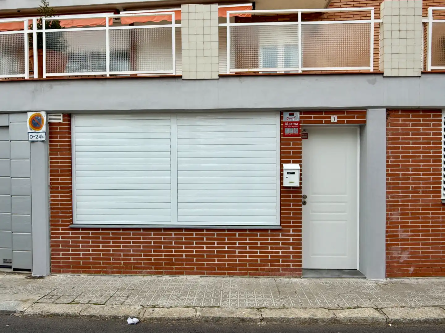 Vista exterior de Local en venda en Barcelona amb Aire condicionat, Calefacció i Moblat