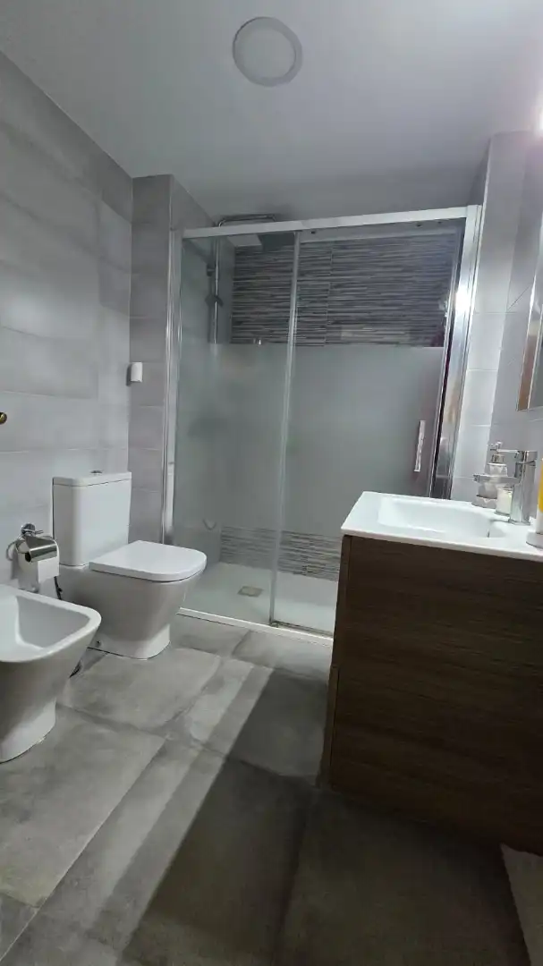 Bathroom of Flat for rent in Valencia  with Air Conditioner, Heating and Oven