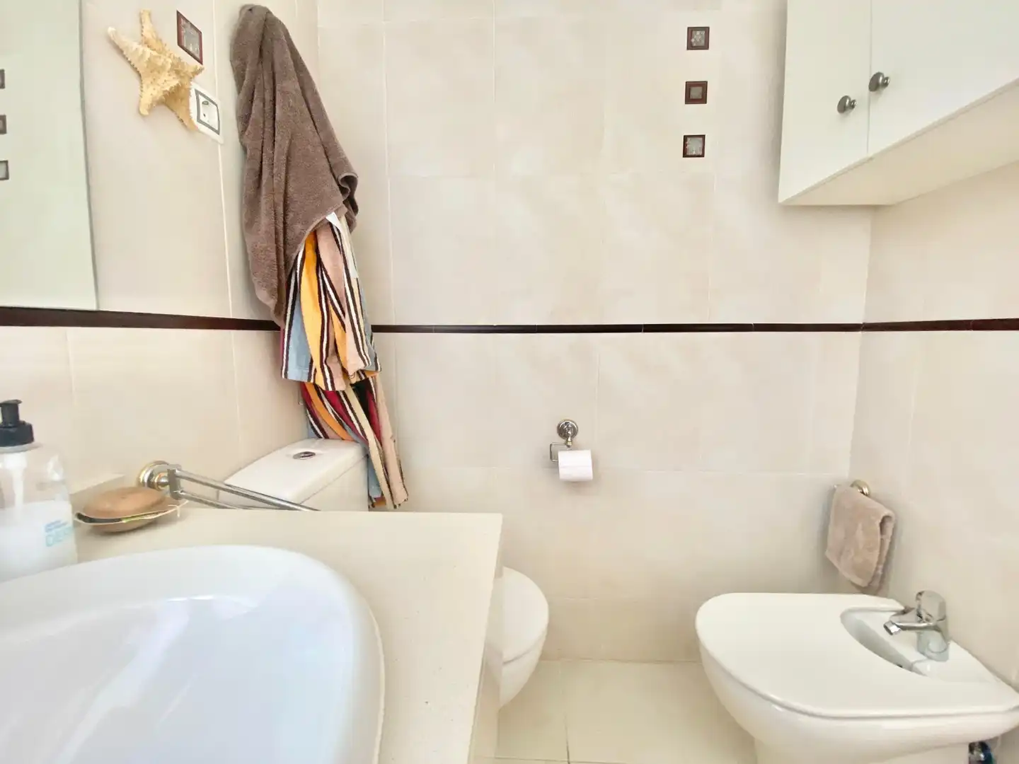 Baño de Apartamento de alquiler en Benidorm con Aire acondicionado, Calefacción y Terraza