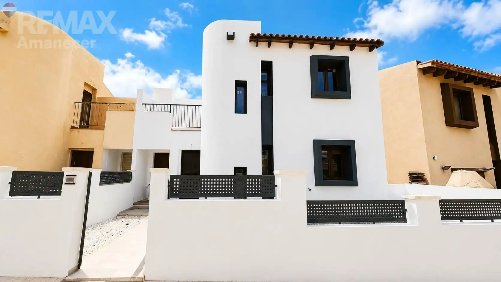 Vista exterior de Casa adosada en venda en Relleu amb Aire condicionat, Calefacció i Jardí privat