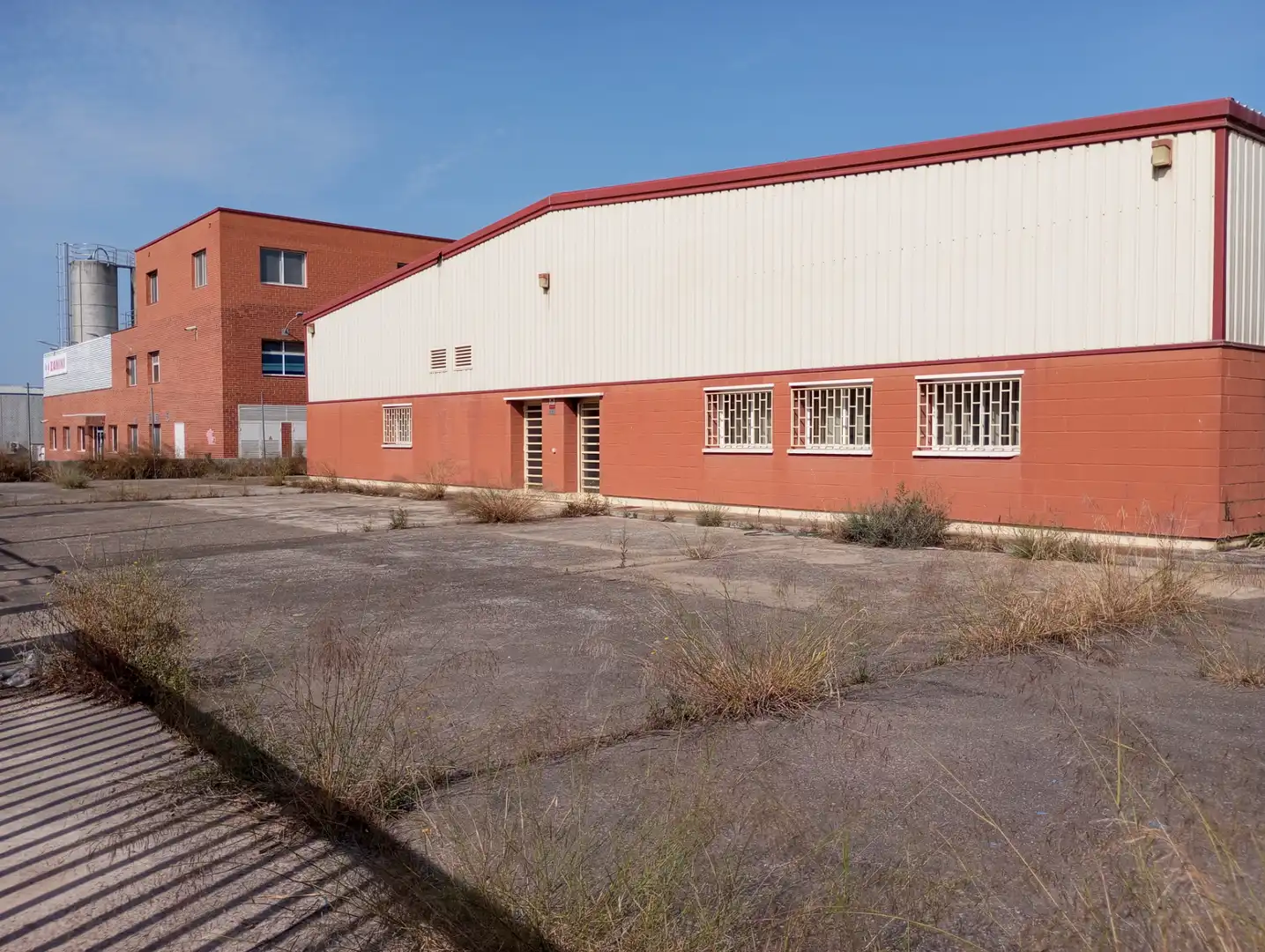 Vista exterior de Nau industrial en venda en Épila amb Calefacció i Alarma