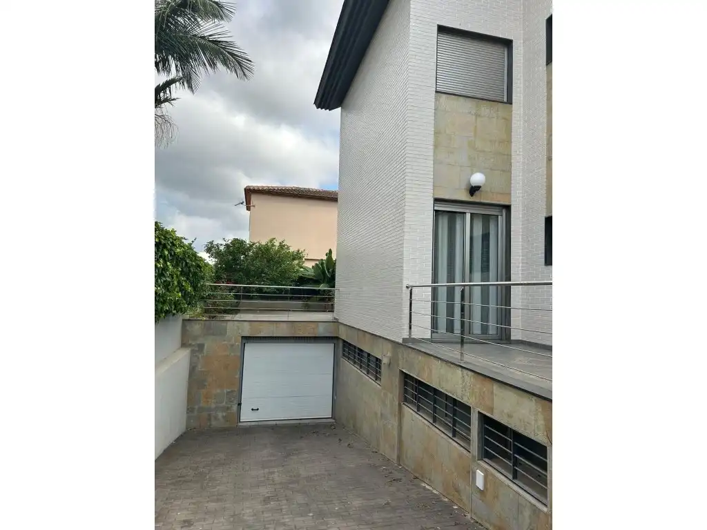 Vista exterior de Casa o xalet en venda en Gandia amb Aire condicionat, Jardí privat i Terrassa