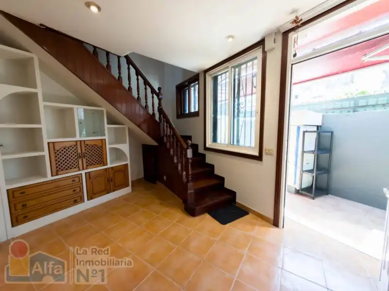 Vista exterior de Casa adosada en venta en Vigo  con Calefacción, Jardín privado y Amueblado