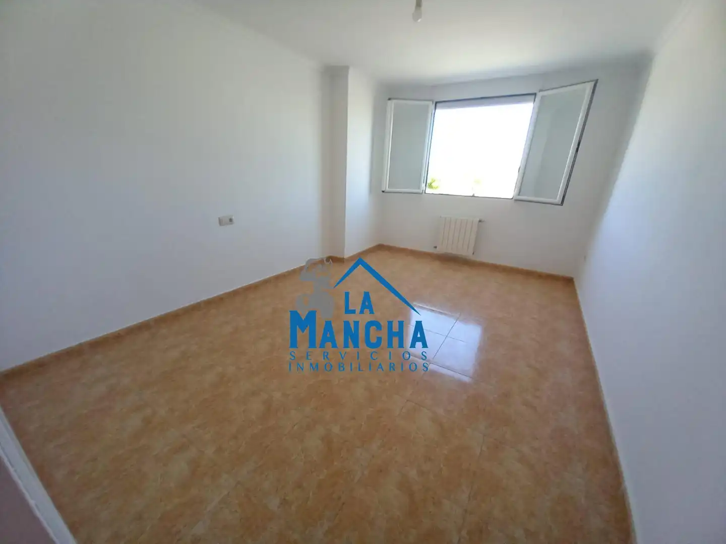 Dormitori de Casa adosada en venda en Madrigueras amb Calefacció, Terrassa i Traster