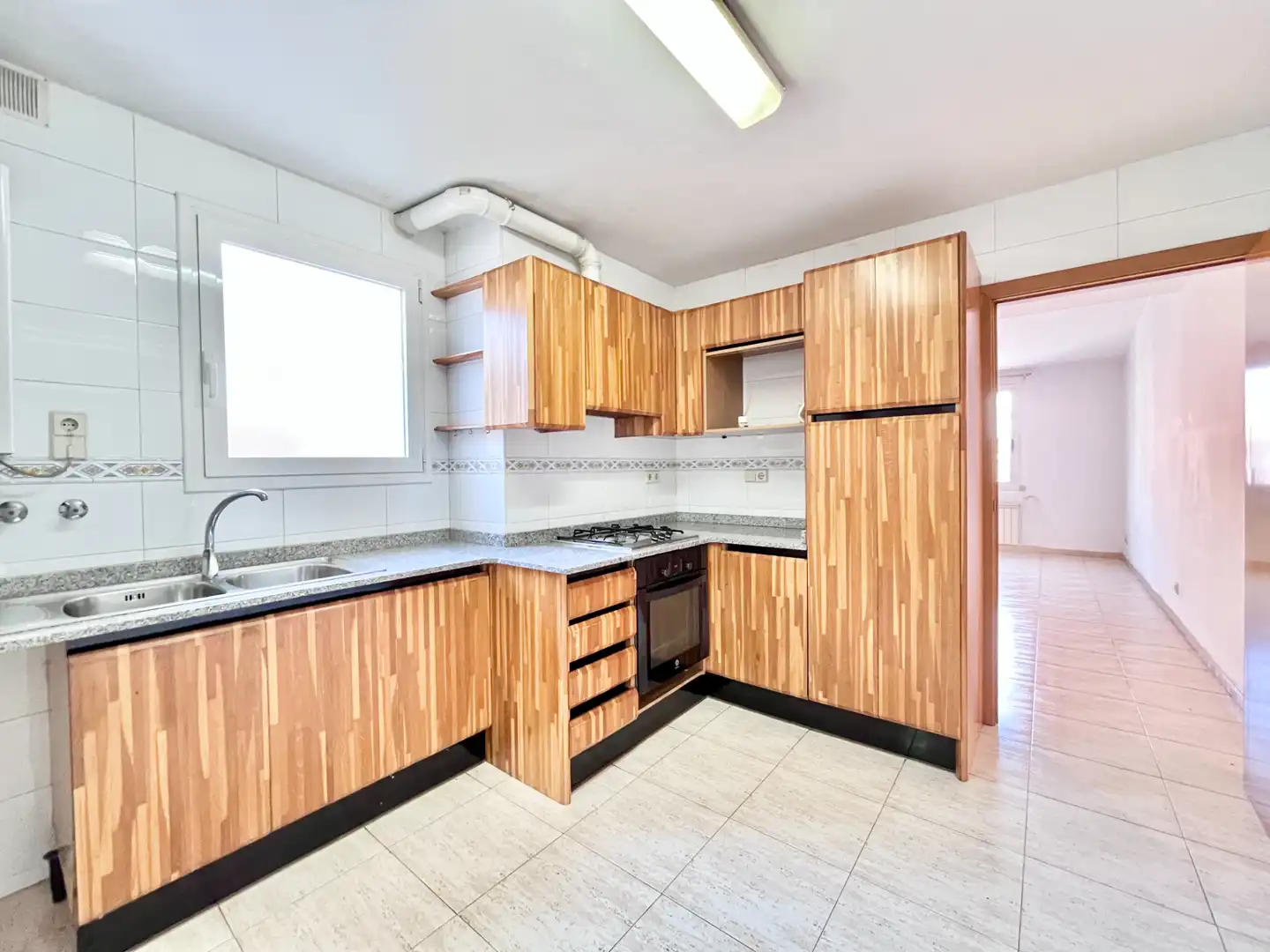 Kitchen of Flat for sale in L'Hospitalet de Llobregat  with Air Conditioner, Heating and Oven
