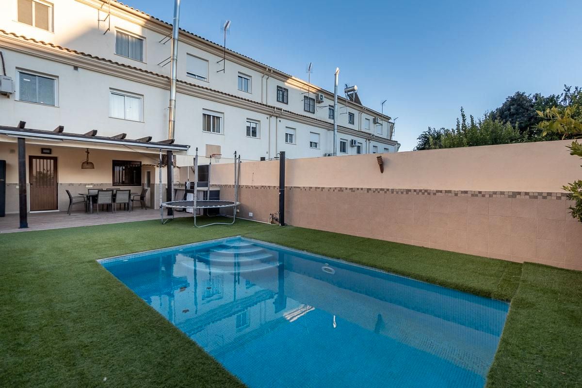 Piscina de Casa adosada en venda en Vegas del Genil amb Aire condicionat, Calefacció i Jardí privat
