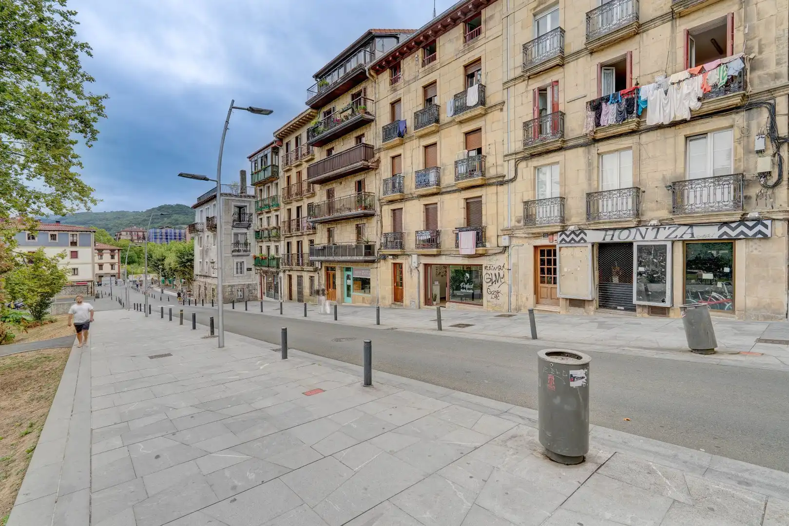 Vista exterior de Pis en venda en Irun  amb Calefacció i Moblat