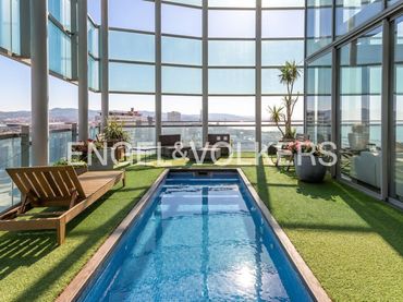Penthouse with pool to rent in Sant Martí