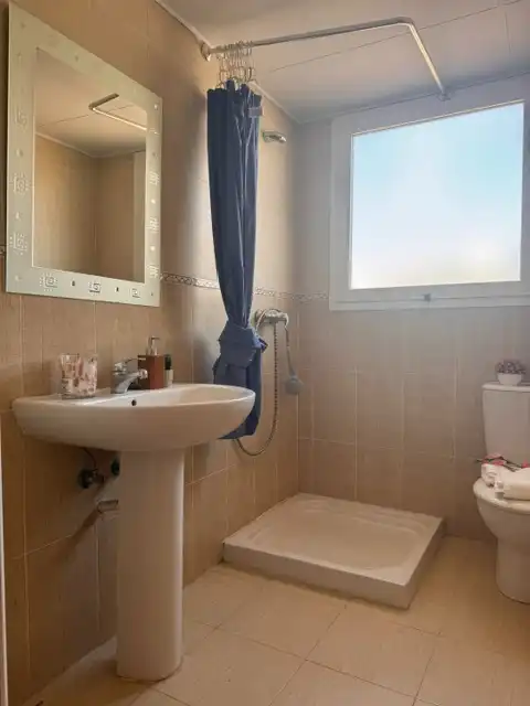 Badezimmer von Dachboden zum Verkauf in Paterna mit Parkett, Terrasse und Ofen