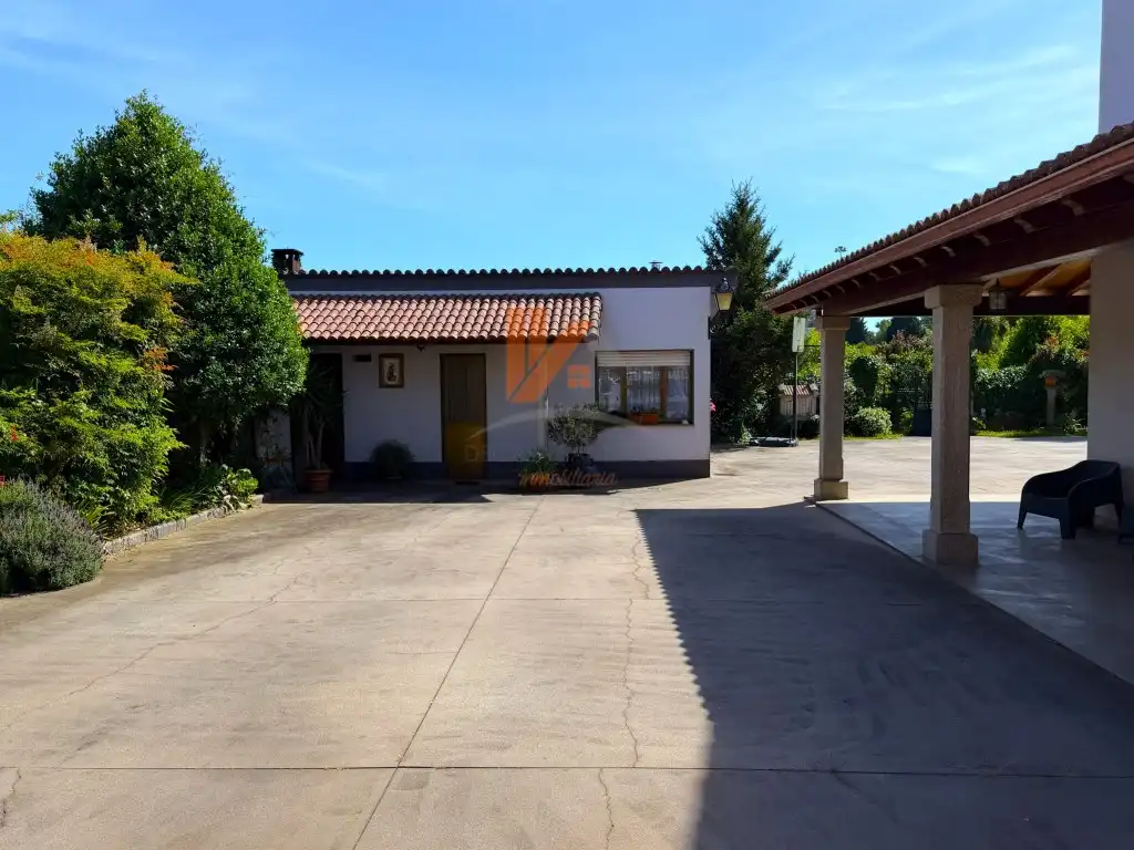 Vista exterior de Casa o xalet en venda en Santiago de Compostela  amb Jardí privat i Terrassa