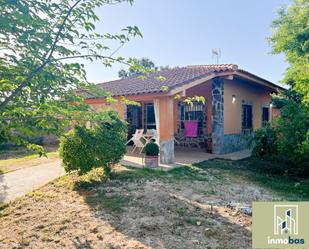 Vista exterior de Casa o xalet en venda en Badajoz Capital amb Jardí privat, Traster i Piscina