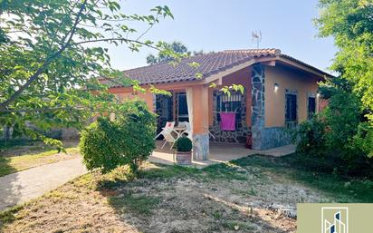 Vista exterior de Casa o xalet en venda en Badajoz Capital amb Piscina