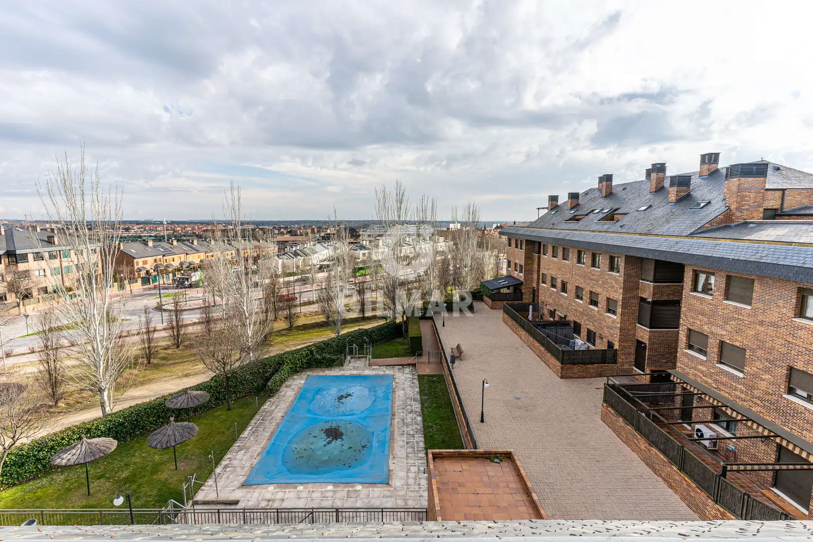Vista exterior de Dúplex en venta en Boadilla del Monte con Calefacción, Jardín privado y Trastero