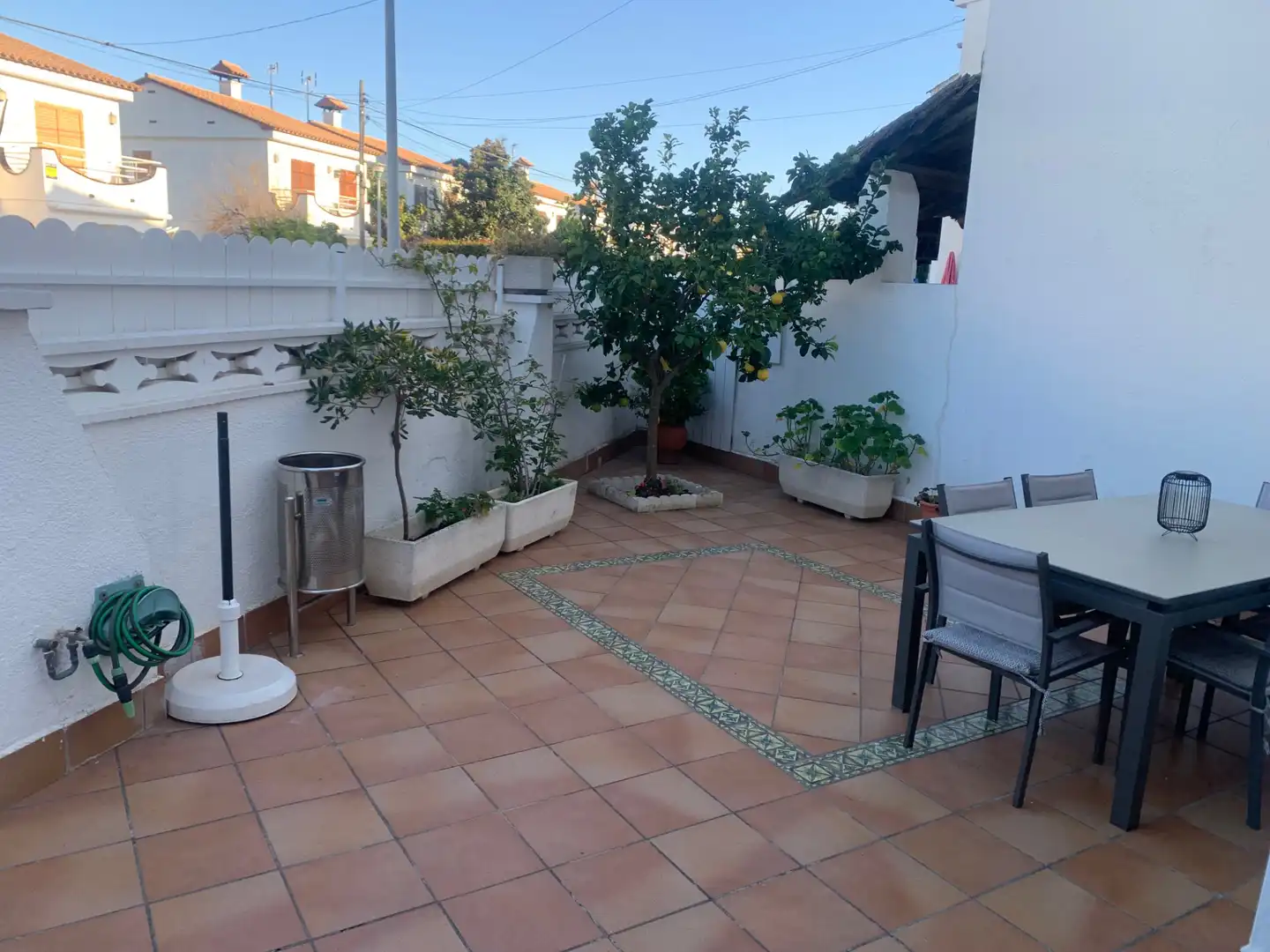 Terrasse von Einfamilien-Reihenhaus zum Verkauf in Torredembarra mit Klimaanlage, Heizung und Privatgarten