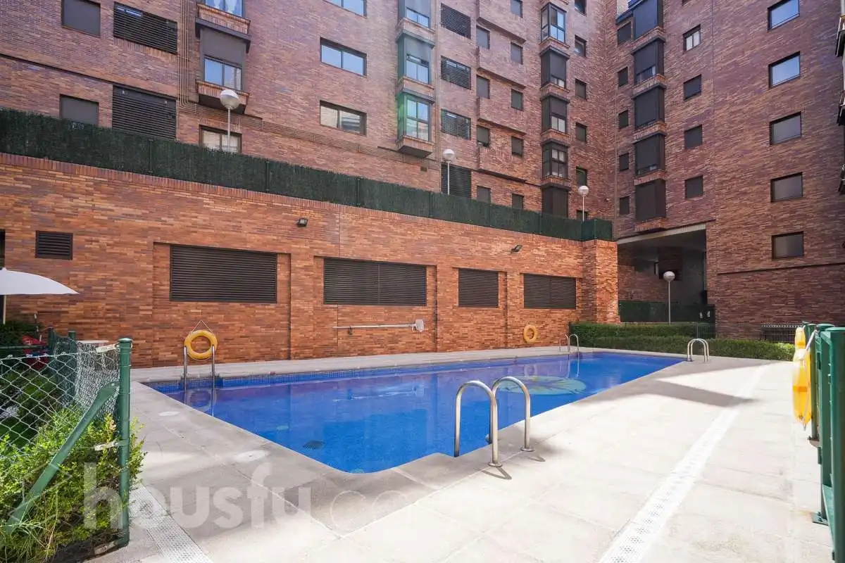 Piscina de Pis en venda en Madrid amb Aire condicionat, Calefacció i Terrassa