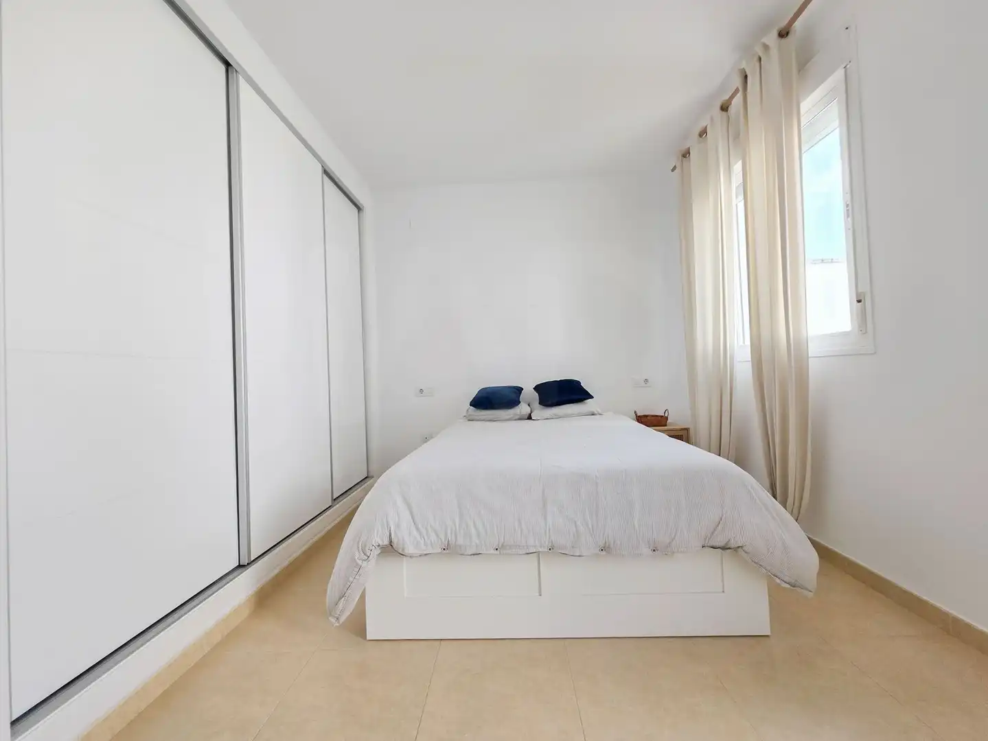 Dormitori de Casa adosada en venda en Lucena amb Aire condicionat i Terrassa