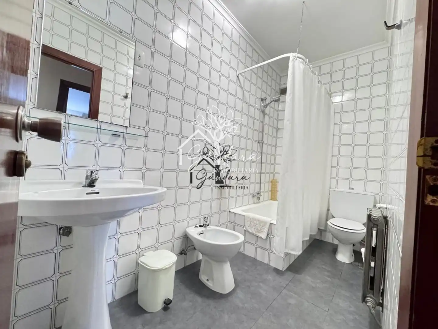 Bany de Edifici en venda en Neda