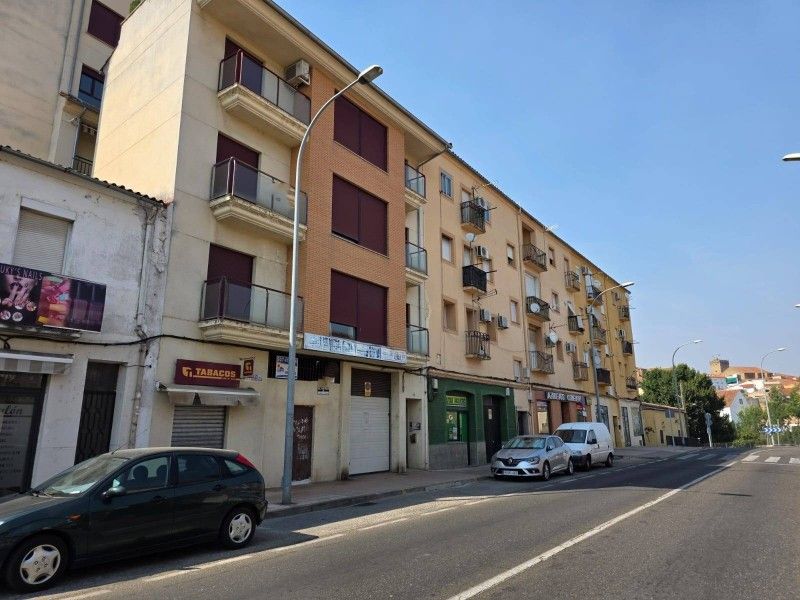 Vista exterior de Pis en venda en Plasencia amb Aire condicionat, Jardí privat i Traster