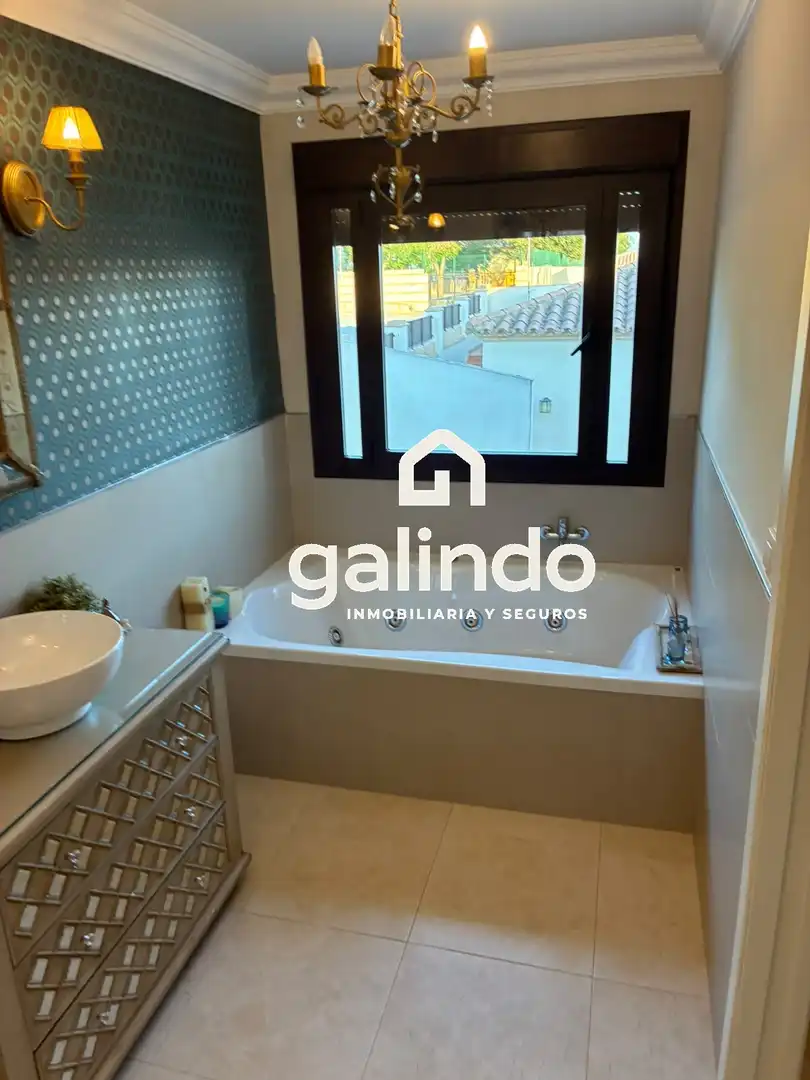 Bathroom of Houses for sale in Marchena  with Swimming Pool and Community pool