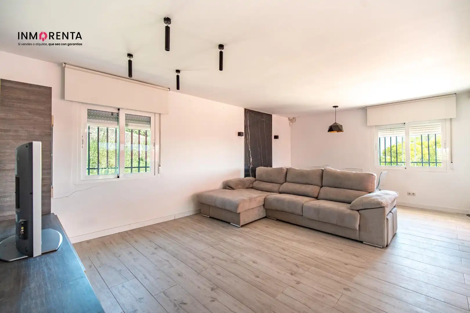 Sala d'estar de Casa o xalet en venda en El Viso de San Juan amb Calefacció, Jardí privat i Piscina