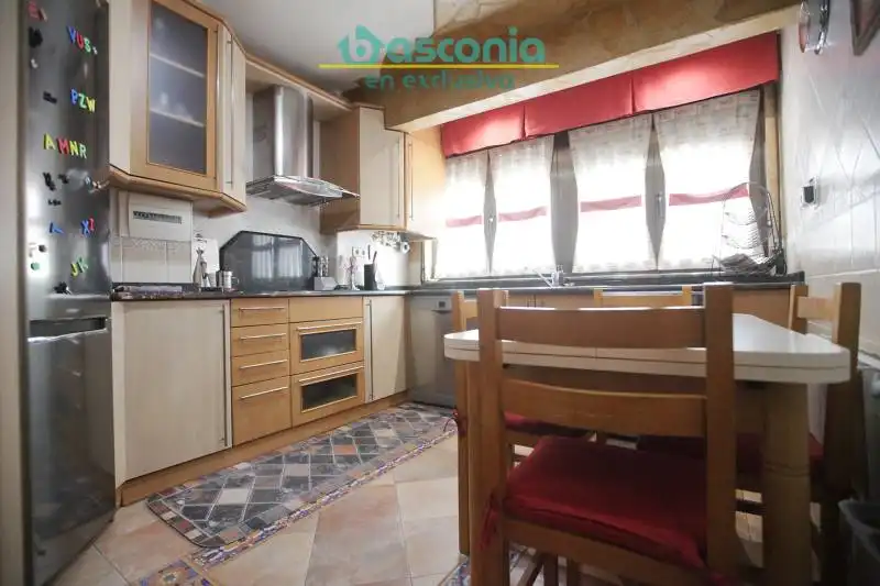 Cocina de Piso en venta en Basauri  con Calefacción, Amueblado y Balcón