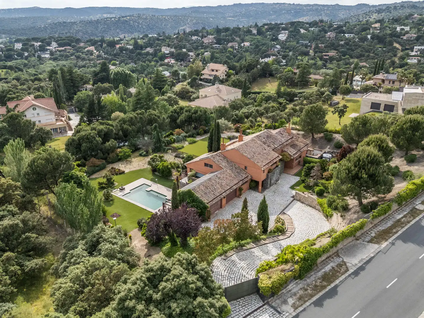 Vista exterior de Casa o xalet en venda en Las Rozas de Madrid amb Aire condicionat, Calefacció i Jardí privat