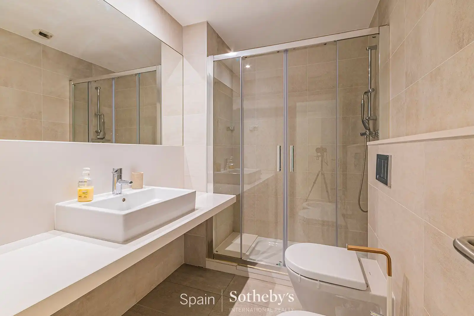 Baño de Apartamento en venta en Barcelona con Aire acondicionado, Calefacción y Terraza