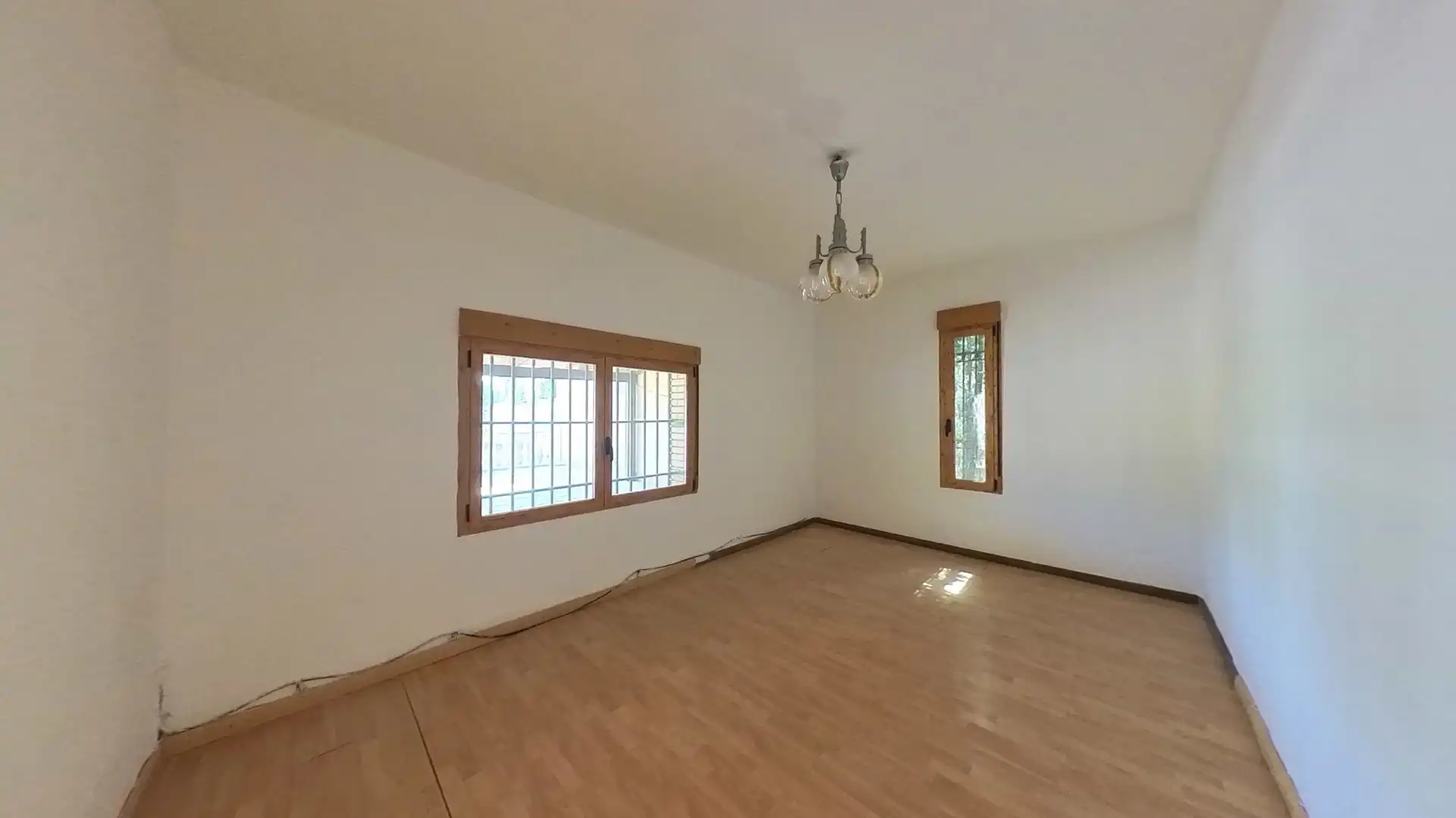 Sala d'estar de Casa o xalet en venda en Zaragoza amb Jardí privat i Piscina