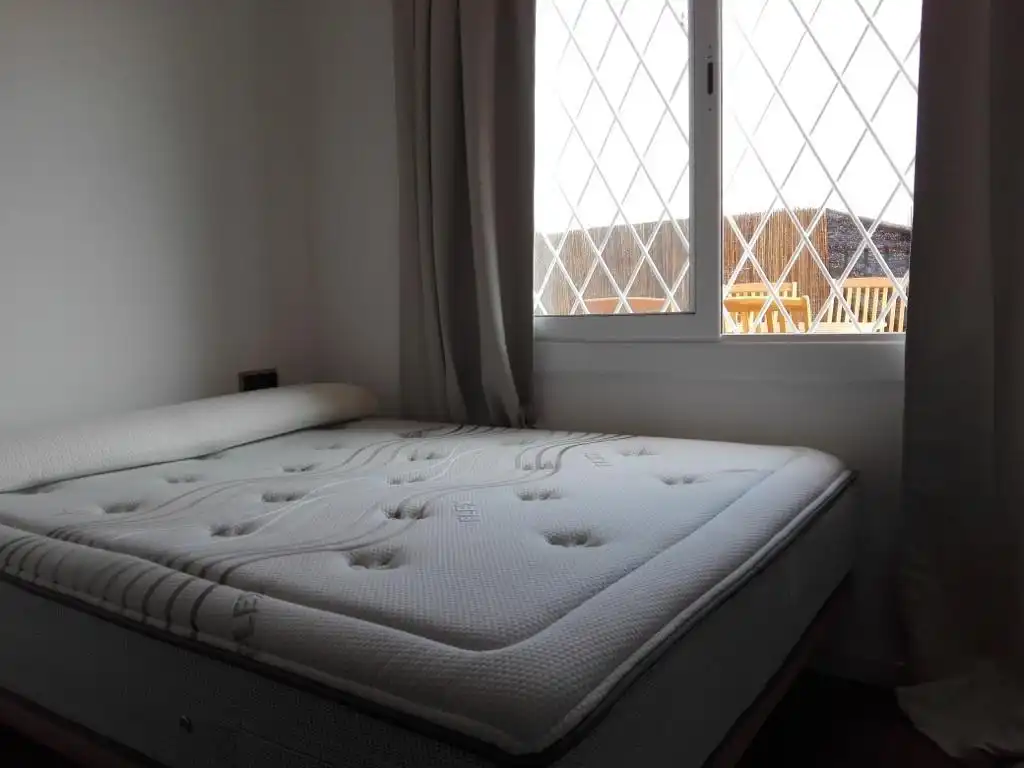 Schlafzimmer von Dachboden zum Verkauf in Barcelona mit Klimaanlage und Terrasse