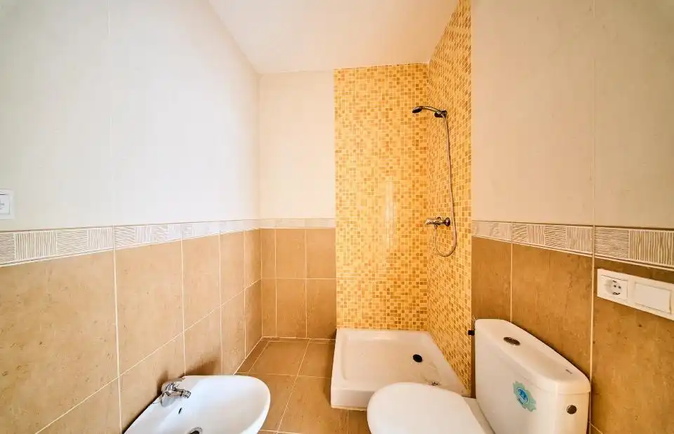 Badezimmer von Wohnung zum Verkauf in Agrón mit Klimaanlage