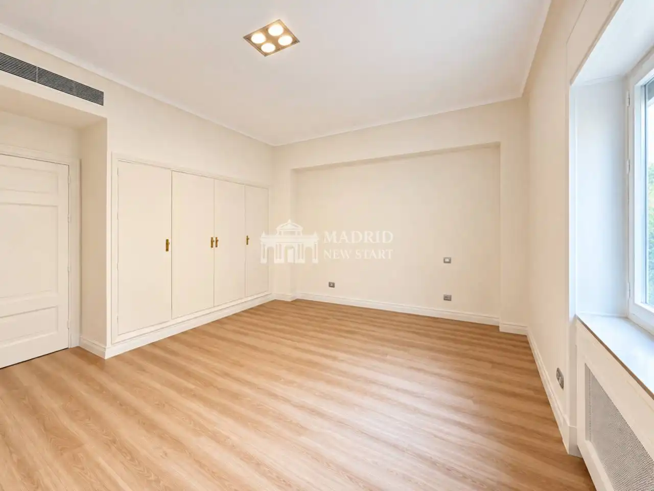 Bedroom of Flat for rent in Madrid  with Air Conditioner, Heating and Parquet flooring