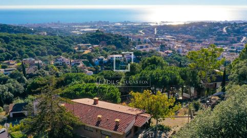 Casa con fantásticas vistas al mar y doble parcela en venta en Cabrils