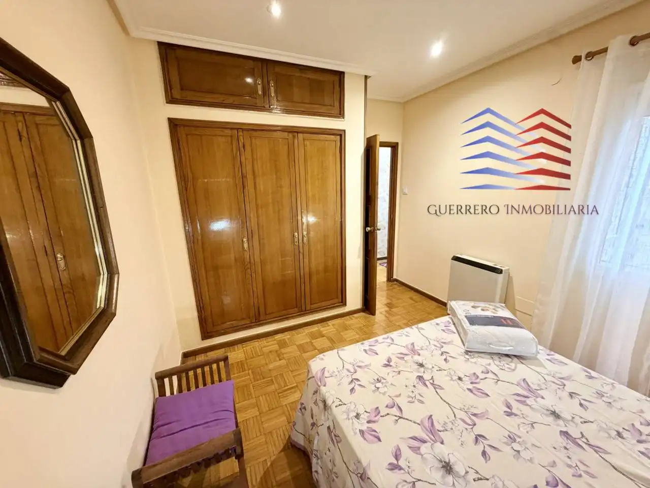 Habitación de Apartamento de alquiler en Ourense Capital  con Calefacción, Parquet y Amueblado