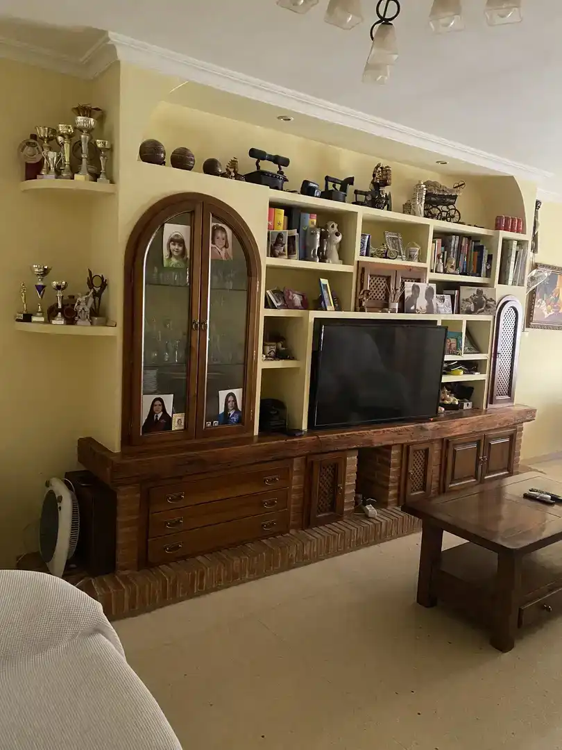 Sala d'estar de Casa adosada en venda en San Clemente amb Aire condicionat i Balcó