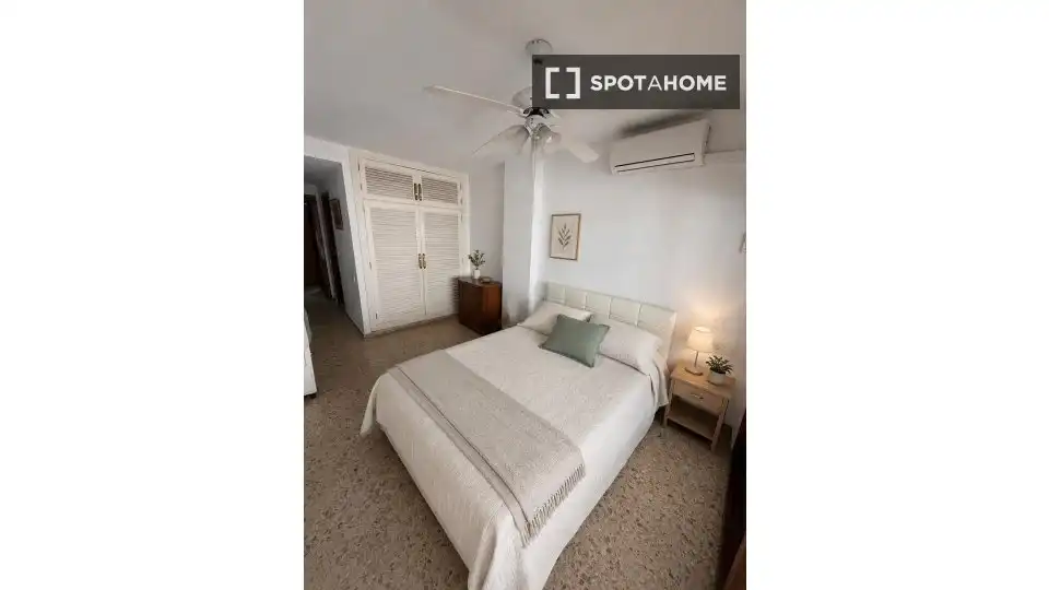 Bedroom of Flat for share in Benidorm  with Air Conditioner, Heating and Furnished