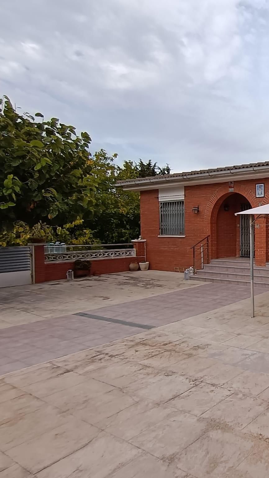 Vista exterior de Casa adosada en venda en Torrelles de Foix amb Jardí privat, Terrassa i Piscina