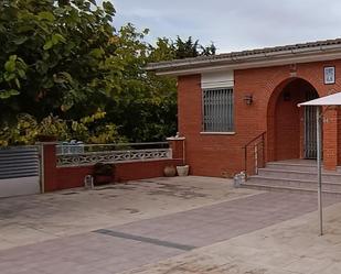 Vista exterior de Casa adosada en venda en Torrelles de Foix amb Jardí privat, Terrassa i Piscina