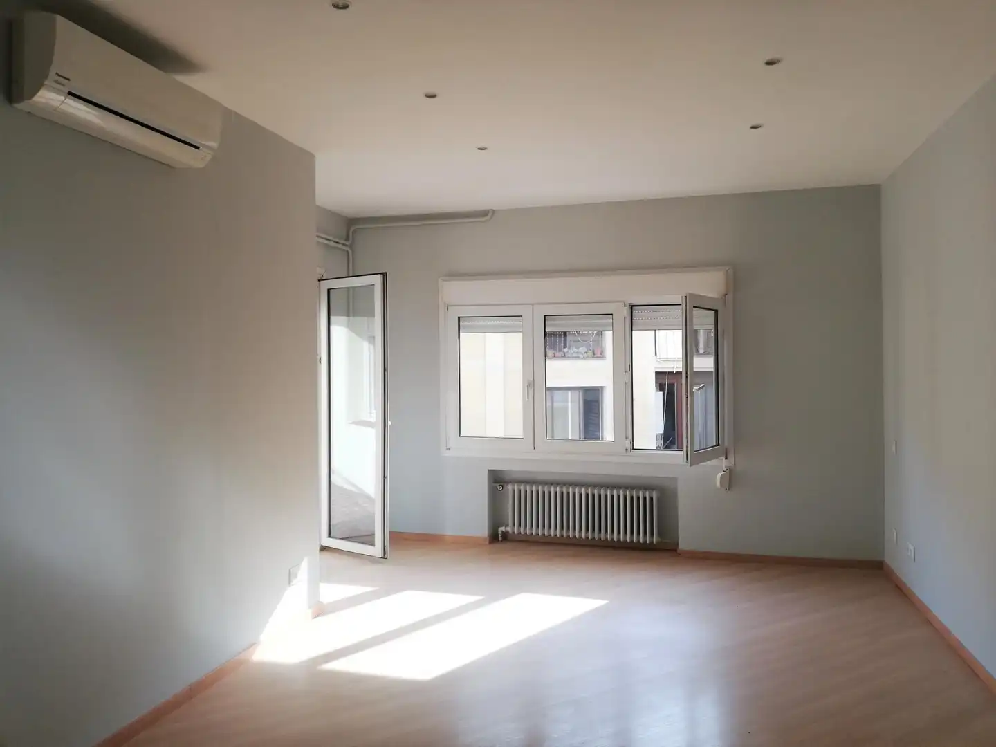 Wohnzimmer von Wohnung zum Verkauf in Barcelona mit Klimaanlage, Heizung und Parkett