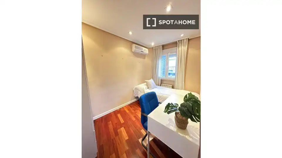 Bedroom of Flat for rent in Madrid  with Air Conditioner, Heating and Furnished